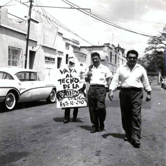 4 Rodolfo Izaguirre (con máscara), Edmundo Aray, y Carlos Contramaestre. 1961. Promocionando la exposición Homenaje a la cursilería.