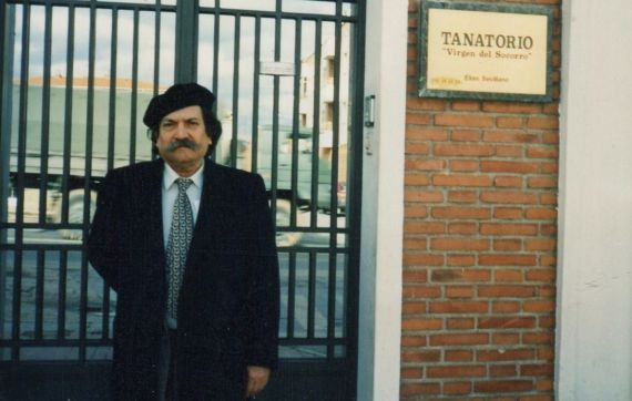 7 Caupolicán Ovalles en el Tanatorio de Chamberí, recordando el libro de Contramaestre(Salamanca, 1997. Foto de A. P. Alencart)