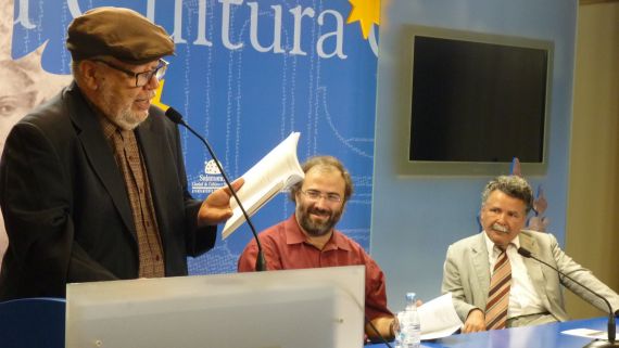 7 José Pulido leyendo en el Encuentro de Poetas Iberoamericanos. En la mesa, A. P. Alencart y Claudio Aguiar (foto de Jacqueline Alencar)