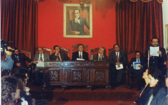 2 Garmendia hablando en el Aula Magna de la Universidad de Los Andes, con Contramaestre, Palomares, Alencart y Vivas, entre otros (Mérida- Venezuela, 1995)
