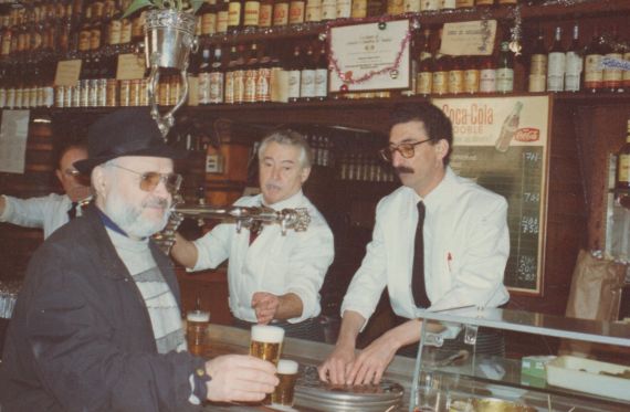 2 Rafael Ruiz Romero en un bar madrileño próximo a su piso (foto de A. P. Alencart)
