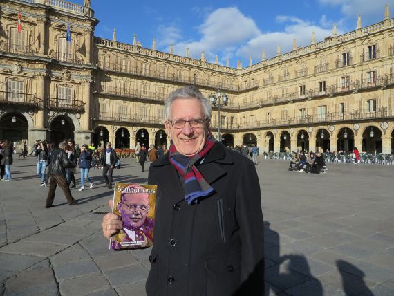 5 Máximo García Ruiz en Salamanca, con la revista Sembradoras, dedicada a Bonhoeffer (foto de Jacqueline Alencar)