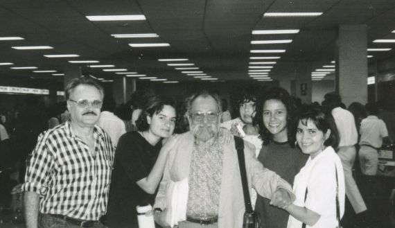 6 Rafael Ruiz Romero, Leonor, Carlos Contramestre, Cristina y Jacqueline Alencar, en Barajas (foto de A. P. Alencart)