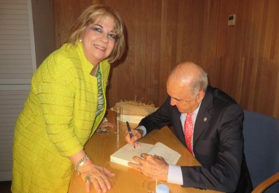 8 L. E. de la Villa firmando el poemario a la profesora Lourdes Burgos Rosado (foto de Jacqueline Alencar)