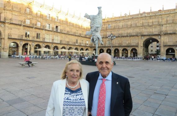 9 María Jesús y Luis Enrique, en la Plaza Mayor de Salamanca (foto de Jacqueline Alencar)