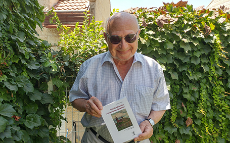 1 José Luis Najenson, con el libro, en su casa en Ashdod (Foto de Daniel Najenson)