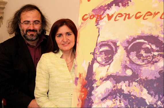 3 A. P. Alencart y Jacqueline Alencar con un retrato de Unamuno pintado por Elías (foto de José Amador Martín)