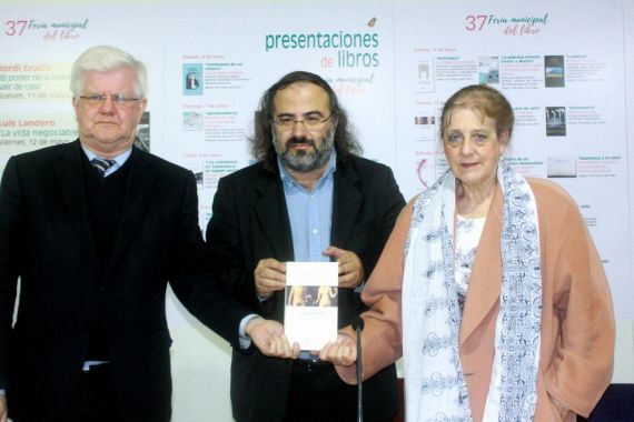 5 Stuart Park, A. P. Alencart y Carmen Ruiz Barrionuevo, en la Fewria del Libro de Salamanca (Foto de José Amador Martín)