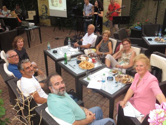 11 Gianni Darconza con los poetas Ripoll, Coco, Alencart, Ares y Bulzan, además de Teresa y Erminia, en una velada poético-musical en Craiova (Foto de J. Alencar)