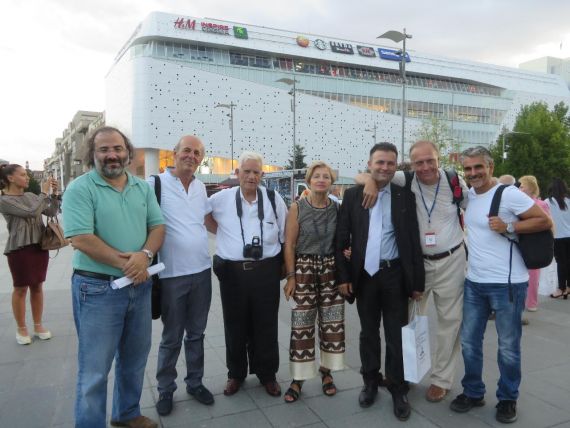 12 Darconza con Alencart, Coco, Bytyçi, Kelmendi y Wolak, por las calles de Craiova (foto de J. Alencar)