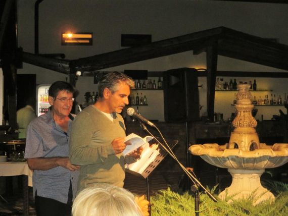 15 Gianni Darconza leyendo en la cena-recital celebrada en el restaurante Epoca, de Craiova (Foto de J. Alencar)