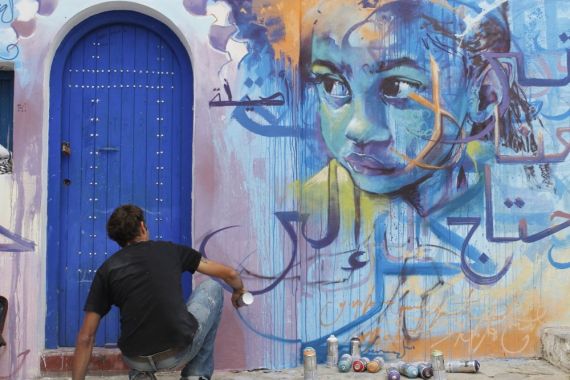 4 El Niño de las Pinturas grafiteando la medina de Assilah