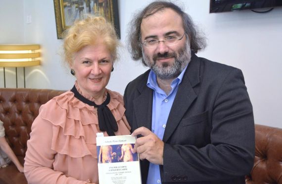 1 Carmen Bulzan y Alfredo Pérez Alencart, con la edición rumana de la antología