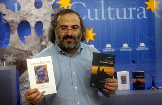 2 Alfredo Pérez Alencart con las dos antologías que celebran el XX Encuentro (foto de José Amador Martín)