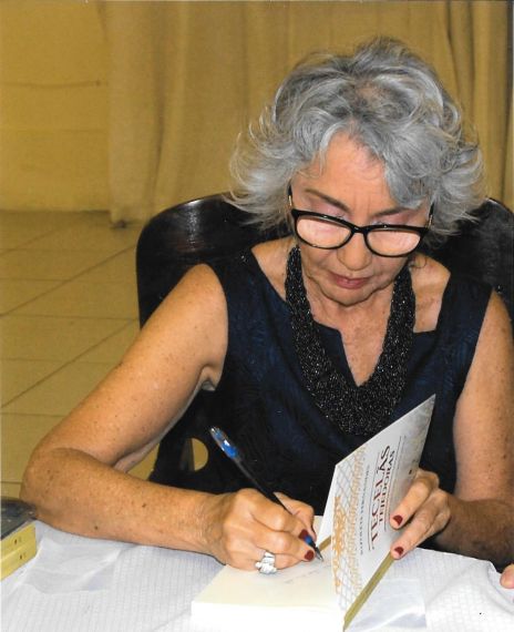 4 Rizolete Fernandes, firmando ejemplares durante la presentación brasileña