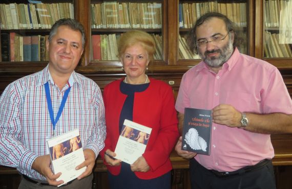 6 Mihai Firică, Carmen Bulzan y Alfredo Pérez Alencart, en la Biblioteca Pública de Craiova (foto de jacqueline Alencar)