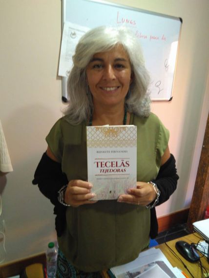 6 Montserrat González con el libro dedicado por Rizolete Fernandes