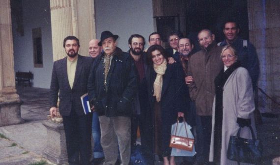 8 Tundidor rodeado de los poetas Merlino, Martín, Quintanilla Buey, Alencart, Sagüillo, Hernández, Cilloniz y Häsler en Salamanca , 2004 (foto de Jacqueline Alencar)