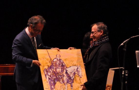 3 Pulido recibiendo su ‘Quijote' de manos del pintor Miguel Elías (foto de José Amador Martín)