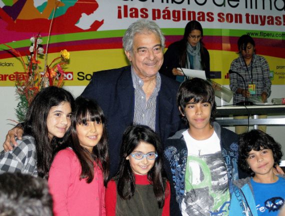 7 Última foto de Antonio Cisneros en la Feria del Libro de Lima en julio del 2012 y rodeado por sus nietos. (Foto de Jorge Verástegui.