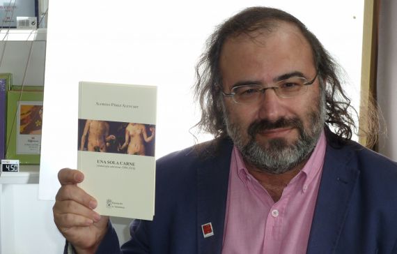 1 El poeta Alfredo Pérez Alencart , con su antología (Foto de Ricardo Sánchez)
