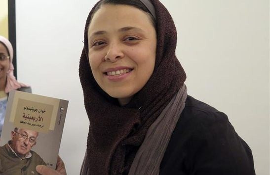 11 Abeer Abdel Hafez con una novela de Goytisolo traducida por ella