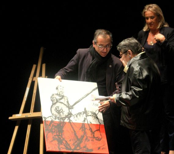 6 Miguel Elías haciendo entrega a Lilliam Moro del cuadro Don Quijote