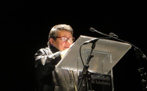 1 Lilliam Moro leyendo su poesía en el Teatro Liceo de Salamanca (foto de Jacqueline Alencar)