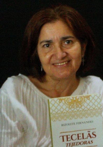 11 Jacqueline Alencar, autora del prólogo y de la traducción al castellano del libro Tejedoras