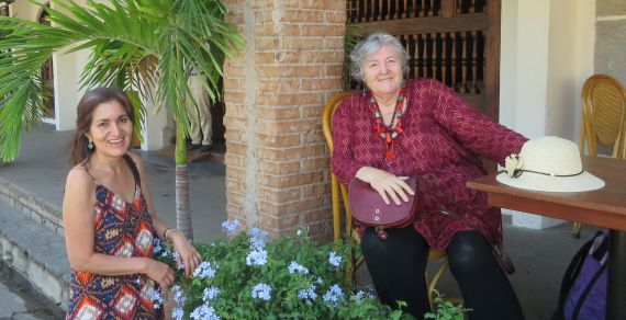 18 Jacqueline Alencar y Margaret Saine, en el portal del hotel Granada, Nicaragua (foto de A. P. Alencart)