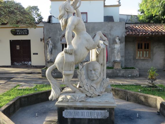 3 Monumento dedicado a Darío en Granada (foto de Jacqueline Alencar)
