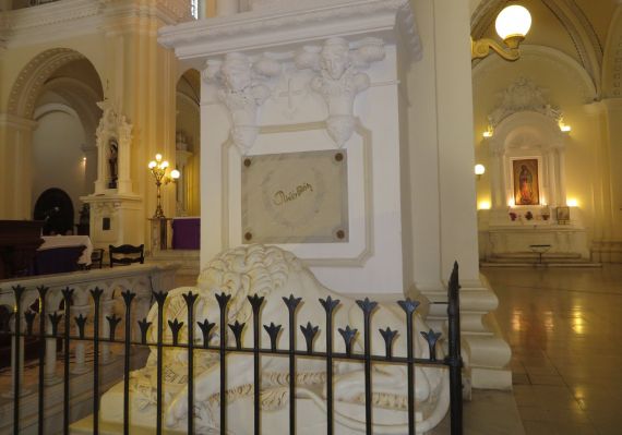 4 Tumba de Darío en la catedral de León (foto de Jacqueline Alencar)