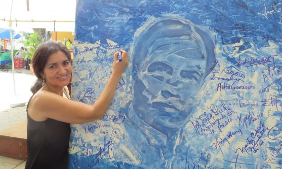 7 Jacqueline Alencar firmando en un lienzo con retrato de Rubén Darío (Granada, 2018. Foto de A. P. Alencar)