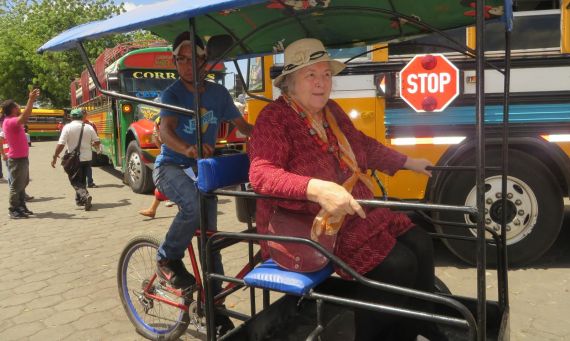 7 Margaret Saine en la terminal de buses de León, Nicaragua (foto de Jacqueline Alencar)