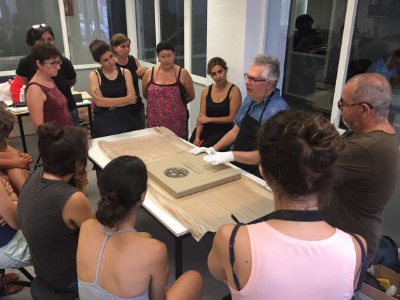 10 Luis Cabrera con un grupo de alumnos en un taller