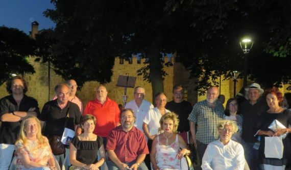10 Pilar Álvarez Areces, Pérez López y Alencart (sentados, de izqda a dcha.) en una lectura en Ávila