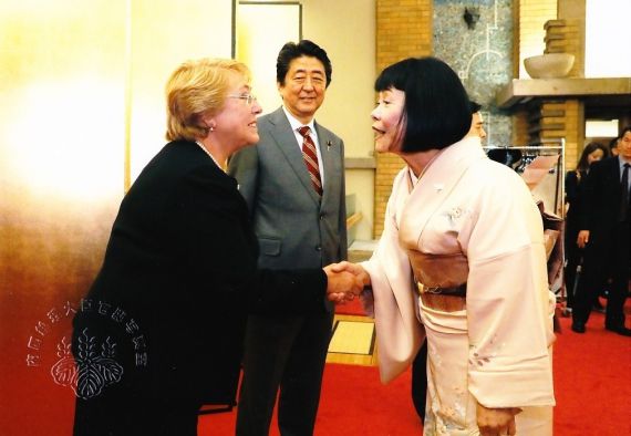 16 La poeta japonesa Satoko Tamura, con el primer ministro de Japón y con la entonces presidente de Chile (febrero)