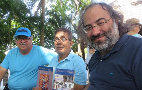 4 Uriarte con Edmundo Retana (Costa Rica) y Alfredo Pérez Alencart (Perú-España))