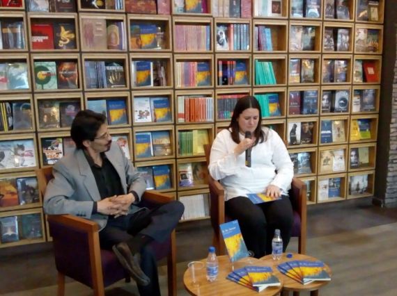 6 Andrea Naranjo y el editor Óscar Álvarez Freeman, durante la presentación