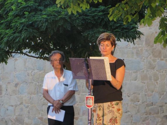 6 María Ángeles Pérez López, en las murallas de Ávila