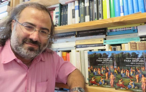 1 Alfredo Pérez Alencart con su antología hispano-italiana Para Despúes (foto de Jacqueline Alencar)