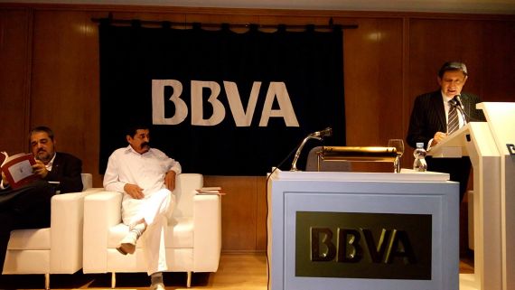 13 Juan Mares siendo presentado en Valladolid por los poetas Carlos Aganzo y Jesús Fonseca