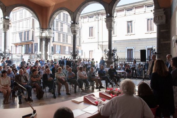 17 Beppe Costa y otros poetas leyendo en Mantua
