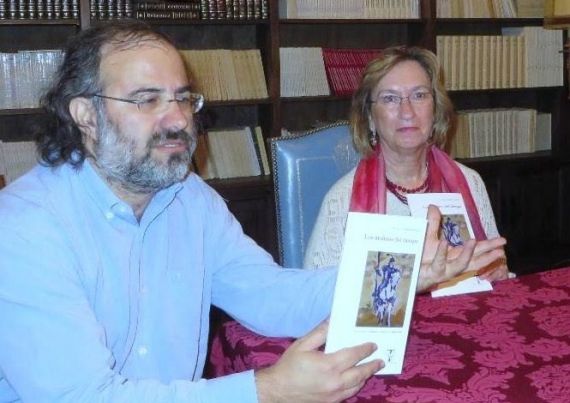 2 A. P. Alencart y Maria do Sameiro Barroso, presentando Los molinos del tiempo, en Salamanca (foto de J. Alencar)