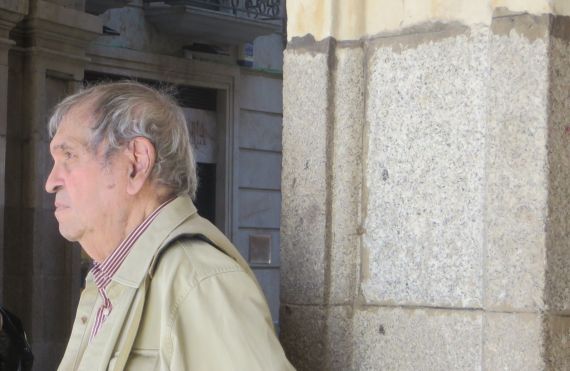 2 Rafael Cadenas en uno de los soportales de la Plaza Mayor (foto de Jacqueline Alencar)