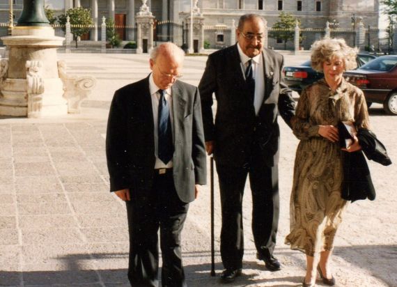 5 Alfonso Ortega, Baquero y Aurora Calviño, entrando al Palacio Real (Foto de A. P. Alencart, junio de 1993)