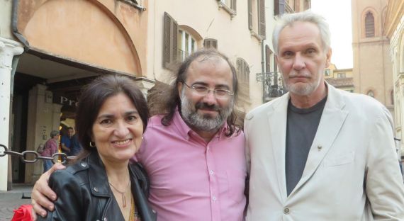 5 Jacqueline Alencar, A. P. Alencart y el poeta y periodista Stefano Iori (foto de Paula Castagna)