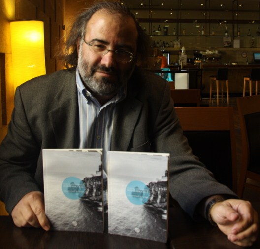 7 Alfredo Pérez Alencart con su libro (foto de José Amador Martín)