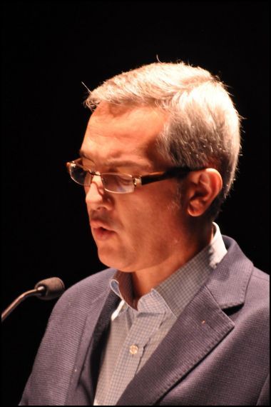 1 Carmelo Chillida leyendo sus versos en el Teatro Liceo de Salamanca (foto de José Amador Martín)
