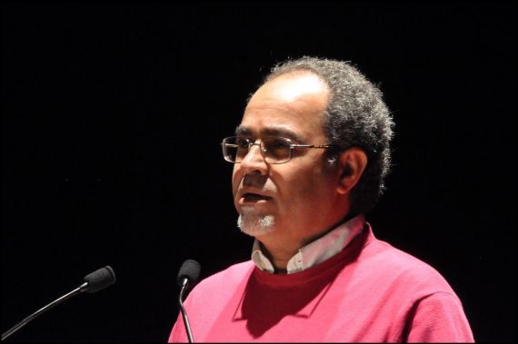 1 El poeta Abdul Hadi Sadoun leyendo sus versos en el Teatro Liceo de Salamanca (foto de José Amador Martín)